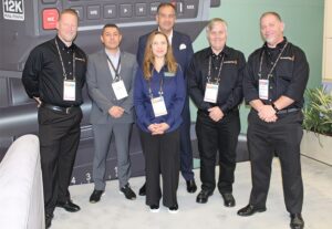 Dan May, Grant Petty, Joshua Helling, presidente, CEO y director de soporte de Blackmagic Design, rodean a Karla Roblero y Victor Flores de FlorMartz junto a Rick Fernández, presidente de Axxion Consulting